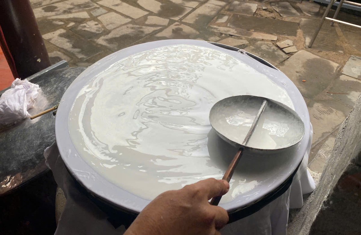 Mỳ tráng bằng lò cũi vẫn luôn là ký ức khó quên. Mỳ Quảng Cây Ngô Đồng viết tiếp câu chuyện ấy