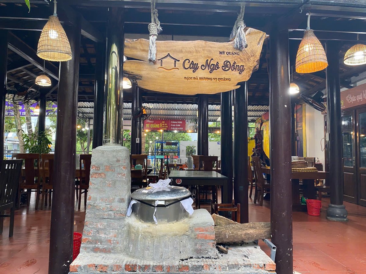 Lò tráng mỳ bằng củi tại Mỳ Quảng Cây Ngô Đồng