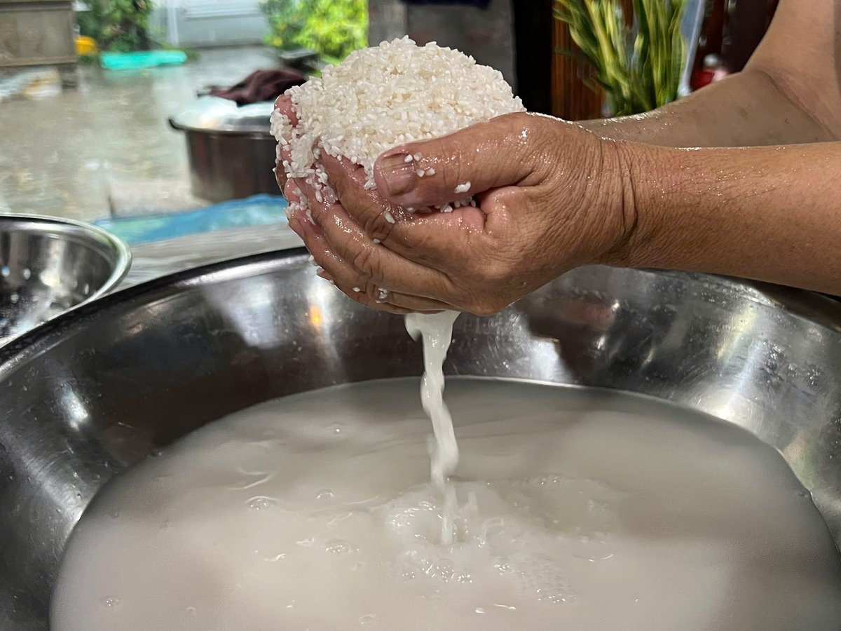 Việc chọn gạo đòi hỏi sự thấu hiểu cái nết của hạt lúa, hạt gạo qua từng mùa vụ của người làm nghề
