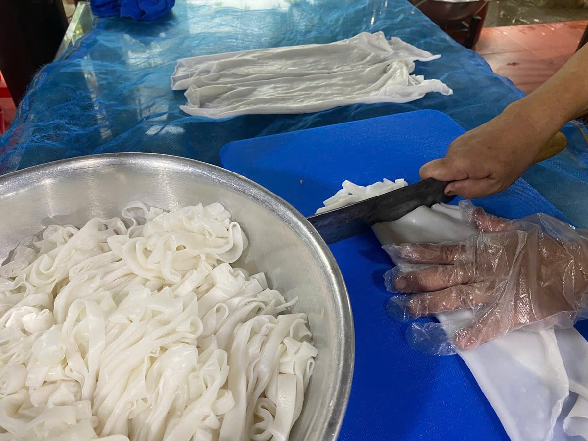 Nhát dao dằn từng nhát chắc nịch, biến tấm bánh thành những "con mỳ" chứa đựng cái tình xứ Quảng